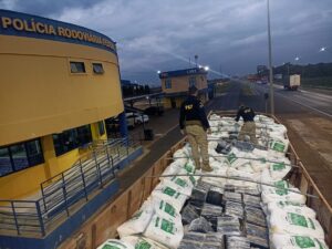 Duas toneladas de maconha são encontradas em meio a carga de farinha de trigo em MG