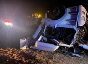 Motorista morre preso às ferragens ao capotar carreta carregada de milho na MG-235