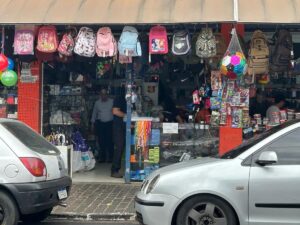 Milhares de brinquedos e eletrônicos ilegais são apreendidos em lojas no Centro de Uberlândia