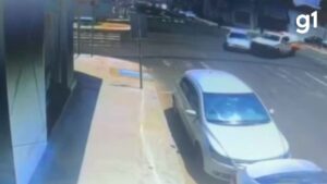 VÍDEO: Carro invade loja após bater em viatura da PM que seguia na contramão em Uberlândia