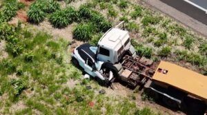 Carro é 'engolido' por carreta após batida na MGC-452 em Uberlândia; motorista morreu