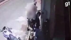 VÍDEO: Policial militar bate cabeça de homem na parede durante abordagem em MG