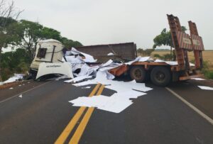 Batida frontal entre caminhões deixa motoristas feridos e interdita trecho da BR-153, em Frutal
