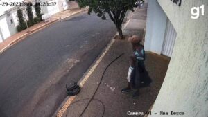 VÍDEO: À luz do dia e 'calmos', ladrões furtam cabos e até enrolam fios na calçada antes de deixar moradores sem internet em MG