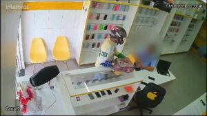 VÍDEO: Bandido tenta roubar loja de celulares, mas é colocado para fora por vendedor