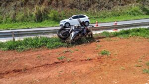 Motociclista morre ao bater em mureta de proteção da BR-050