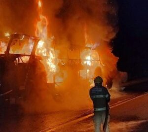 Pneu estoura e ônibus pega fogo na BR-262