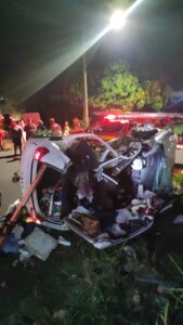 Pai morre e família fica ferida após carro fazer manobra perigosa e ser atingido por caminhão na BR-365
