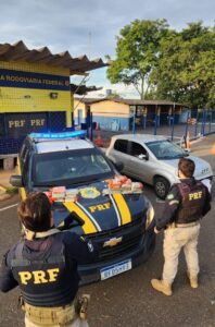 Dupla é presa com 20 tabletes de maconha em tanque de combustível de carro na BR-365