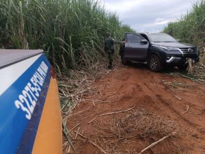 Caminhonete blindada, aliança de 18 quilates e carimbos: médica é feita refém, tem objetos roubados e abandonada em estrada