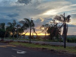 Guarda-chuvas em mãos: nuvens carregadas e pancadas de chuva são esperadas em Uberlândia e região