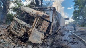 Parte de carreta carregada com ar-condicionado é destruída por fogo na BR-153