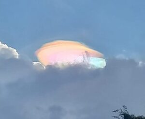 'Mancha' colorida no céu chama atenção de moradores em MG; fenômeno é raro, diz climatologista