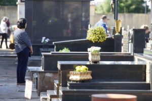 'Não trabalhamos com a morte, é com a vida': no dia do agente funerário, conheça história dos profissionais