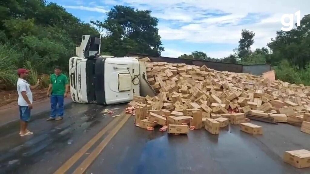 Caminhão com biscoitos tomba na BR-365, em Patos de Minas; veja vídeo