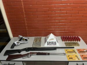 Fuzil, munições e outras armas são apreendidos em fazenda de condenado por homicídio em MG