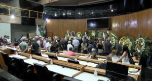 Cantor Lísias Abrão é enterrado em Uberlândia: 'Está rindo lá de cima por essa última homenagem', diz filho