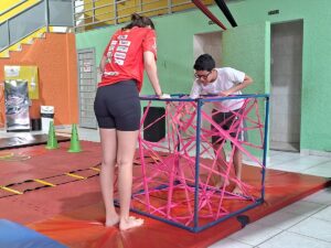 Crianças e adolescentes autistas de baixa renda brincam enquanto se desenvolvem em projeto no Mundo Circo, em Uberlândia