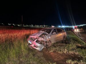 Carros batem de frente e motorista morre após ser arremessada para fora do veículo na BR-040