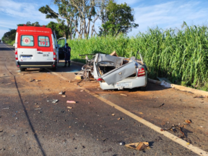 Colisão frontal entre carro e caminhão deixa uma pessoa morta na BR-146, em Patos de Minas