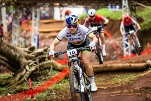 Richards e Blevins repetem vitórias e vencem nas duas etapas do XCC em Araxá