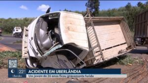 Acidente entre dois caminhões em Uberlândia deixa jovem com graves ferimentos