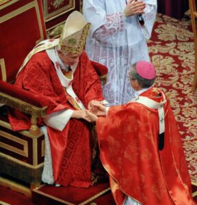 Arcebispo em MG relembra comunhão recebida de Papa Emérito Bento XVI: 'Muita gratidão' | Triângulo Mineiro