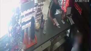 Assaltante ameaça balconista de lanchonete com faca e rouba dinheiro do caixa no interior de MG; VÍDEO