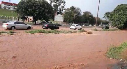 Chuva em Uberlândia: Avenida Professora Minervina Cândida de Oliveira, vídeo de arquivo 