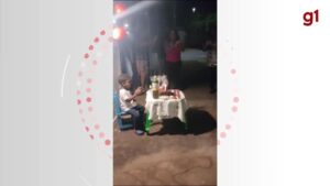 Bolo, docinhos e refrigerante: menino ganha festa de aniversário na calçada para comemorar com coletores de lixo; veja VÍDEO