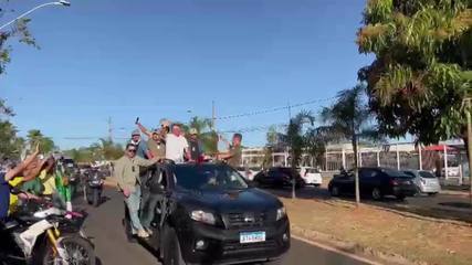 Bolsonaro participa de passeio de moto com apoiadores em Uberlândia