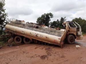 Caminhão-tanque com 5 mil litros de óleo diesel capota na zona rural de Guarda-Mor