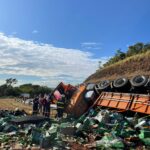 Carga de cerveja de caminhão tombado após acidente é retirada da BR-050 em Araguari; corpo do motorista será levado para a Bahia