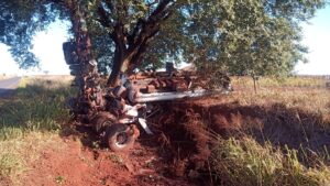 Carreta carregada com combustível tomba e chassi fica preso em árvore na LMG-733, entre Frutal e Pirajuba | Triângulo Mineiro