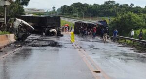 Carretas batem e uma delas pega fogo na divisa entre MG e GO na BR-153 | Triângulo Mineiro