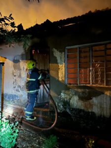 Casa abandonada pega fogo e bombeiros usam 3.500 litros de água para conter chamas em Ituiutaba | Triângulo Mineiro