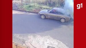 Casal briga, marido vai para o bar e esposa se vinga colocando fogo no carro dele; veja vídeo do incêndio