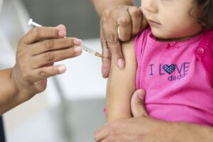 Crianças menores de 5 anos já podem receber a vacina contra o sarampo em Uberaba