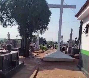 Criminosos invadem cemitério e furtam cerca de 80 peças de bronze de túmulos em MG