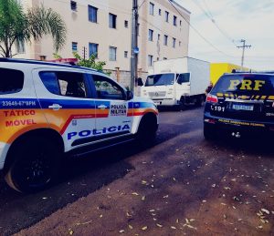 Criminosos rendem caminhoneiro e roubam carga avaliada em R$ 40 mil; veículo foi recuperado em Uberaba