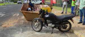 De olho na sacola, motociclista se distrai e vai parar direto dentro de caçamba; veja fotos | Triângulo Mineiro