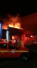 Incêndio destrói telhado de loja em Uberaba. Vídeo: Divulgação 
