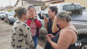 Família se emociona ao descobrir que casal sequestrado em Catalão foi resgatado pela polícia em Minas Gerais; vídeo
