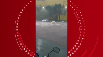 Forte chuva alaga ruas e causa estragos em Uberaba