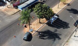 Garupa morre após moto bater em carro no Bairro Jaraguá, em Uberlândia | Triângulo Mineiro
