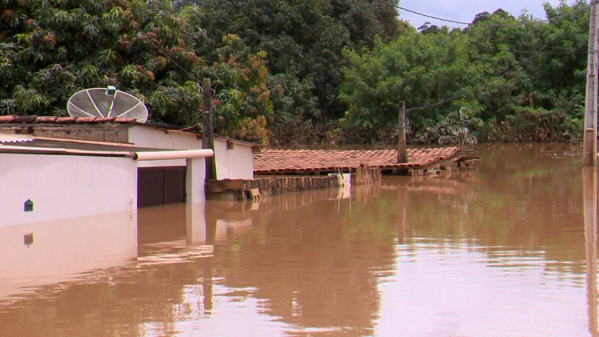 Mesmo com recuo do Rio Paranaíba em Patos de Minas, famílias não conseguem voltar para casas
