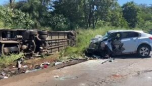 Morre quarta vítima de acidente com ônibus que bateu de frente com carro na BR-153 | Goiás