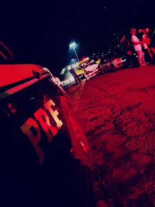 Motorista de caminhão desvia de buraco e causa acidente com quatro feridos na BR-050