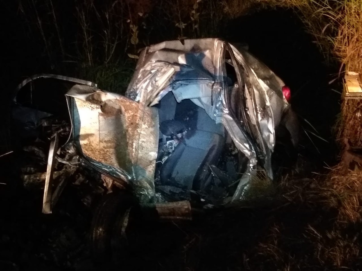 Motorista morre após colisão entre carro e carreta carregada de mamão na BR-365 em Patos de Minas