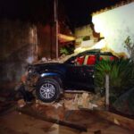 Motorista perde controle de carro e invade residência em Uberlândia; veja fotos